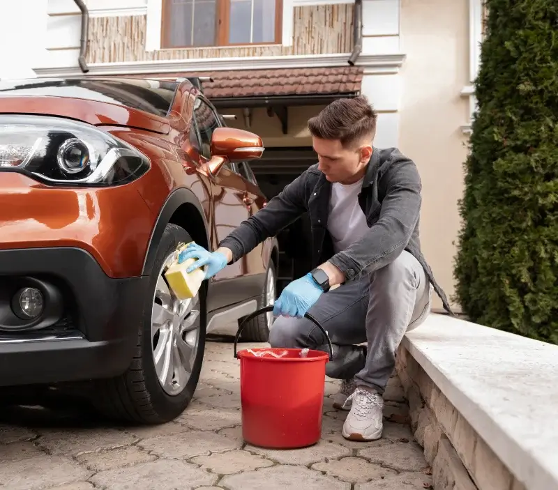 Lavage auto à domicile Sévérac d'Aveyron : professionnel intervenant sur un véhicule